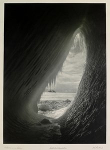 Een Grot in een IJsberg; Scotts Laatste Expeditie, De Britse Antarctische Expeditie door Herbert Ponting